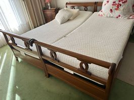 Klassisches Doppelbett in Massivholz