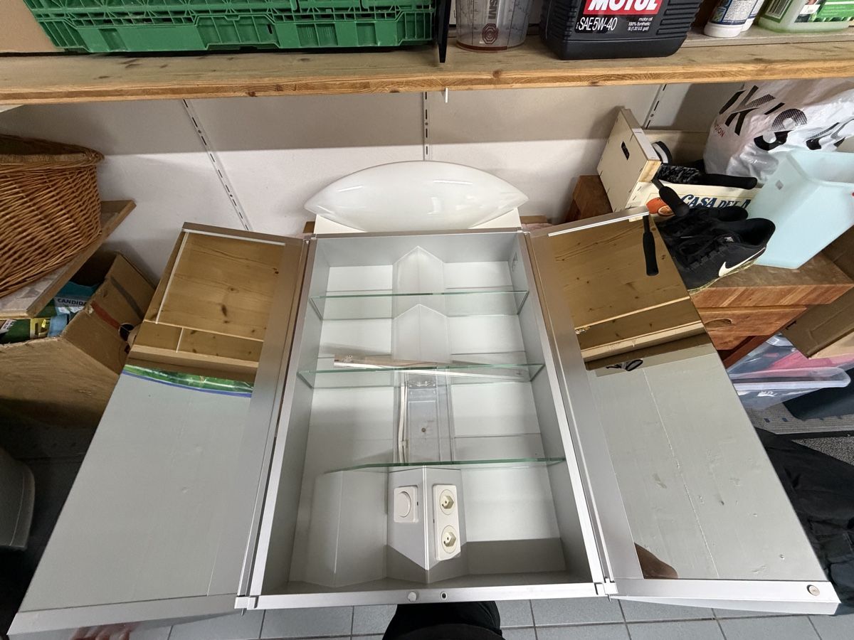 Armoires miroirs: Spiegelschrank mit integrierter Leuchte – D'occasion à Goldingen par Mafa 2