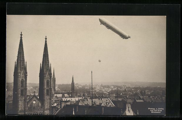 Cartoline postali: AK Wiesbaden, Zeppelin über dem Ort – Usato da Berlin venduto da bartko-reher