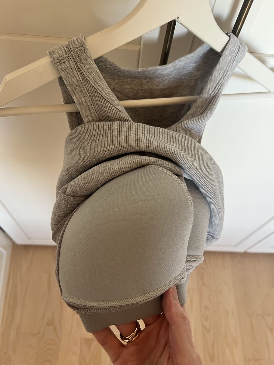 Top: Top brassière intégrée gris UNIQLO  – Usato da  venduto da  1
