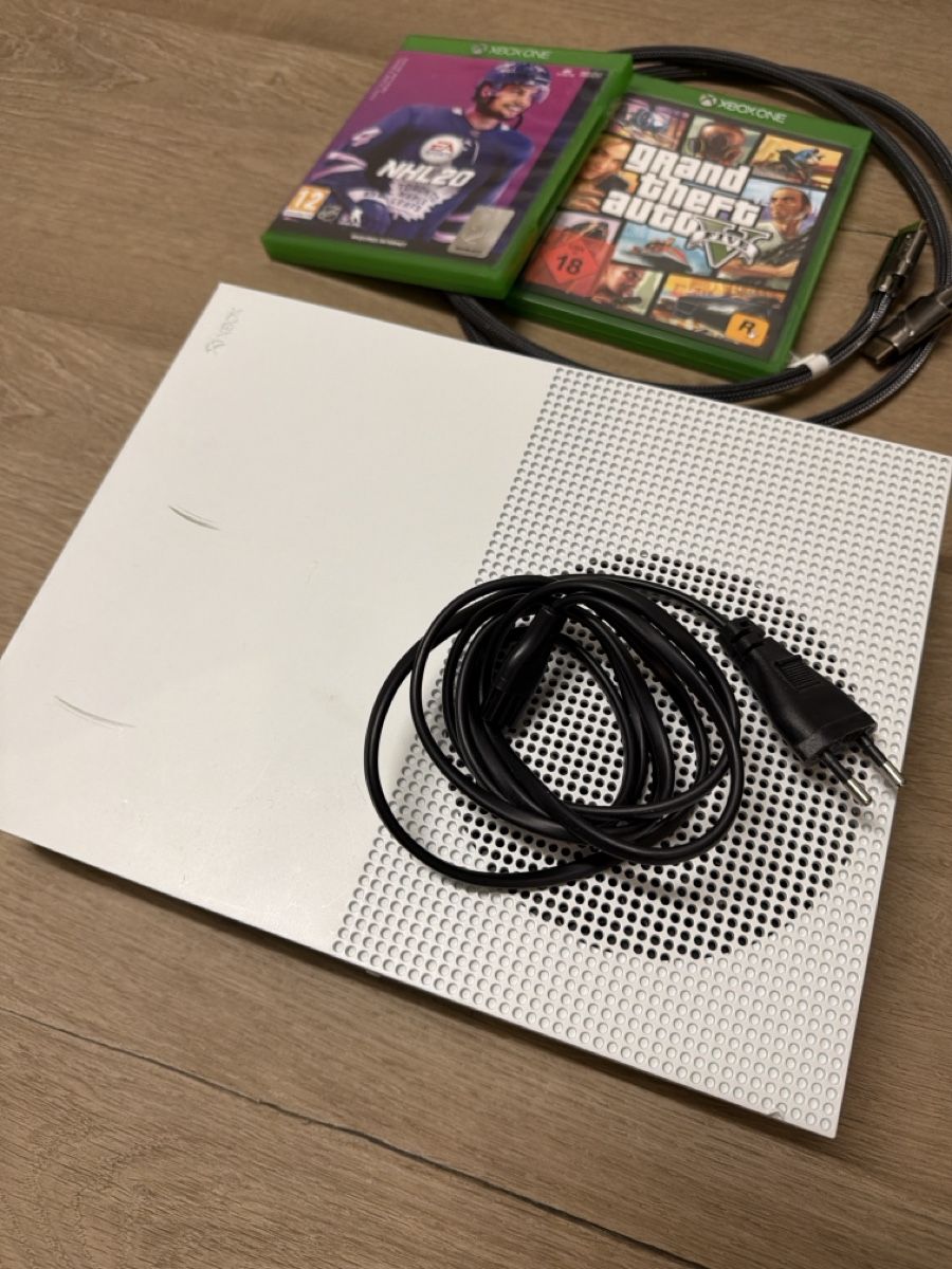 Microsoft Consoles: Microsoft Xbox One S Konsole 3 Controller Spiele weiss – D'occasion à Gutenswil par VAUC 1
