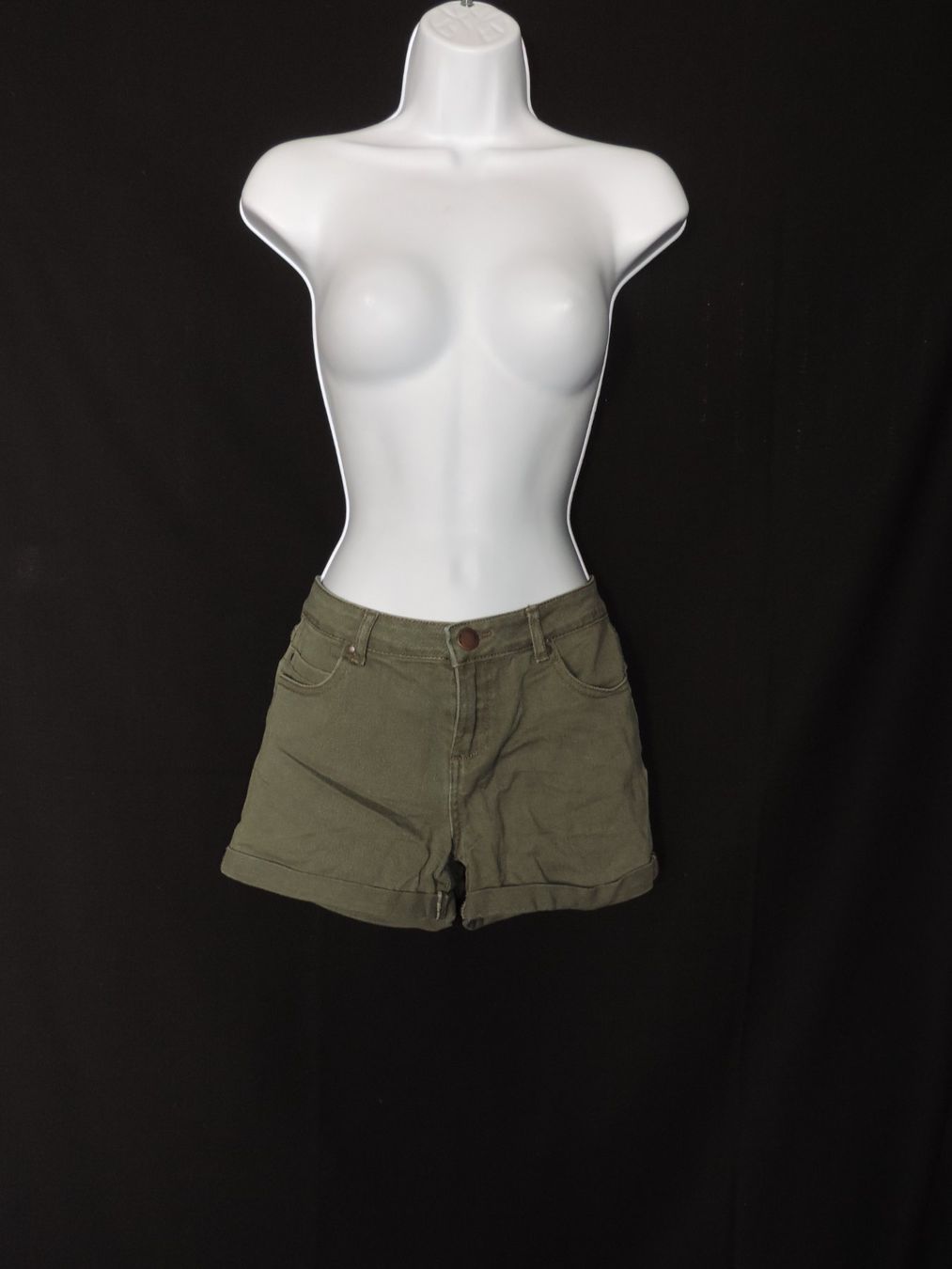 Pantalons: short vert kaki – D'occasion à Genève par Axelle333 1