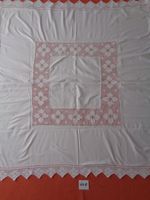Tischdecke mit Einlage u. Spitzen 101 x 101 cm. - Handarbeit
