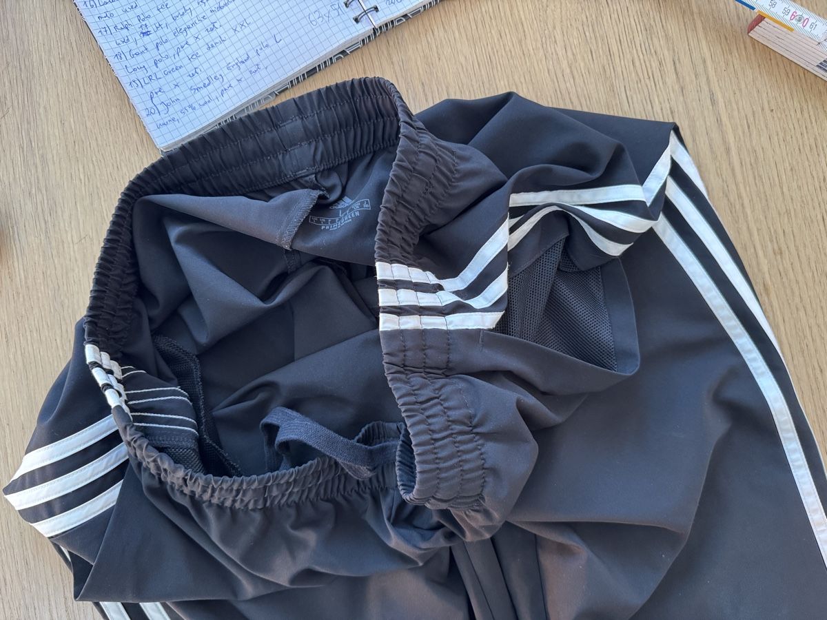 Adidas Pantaloni: Adidas Trainingshose schwarz Grösse L Oryginal – Nuovo (secondo la descrizione) da Wetzikon ZH venduto da Jan_wojt 7