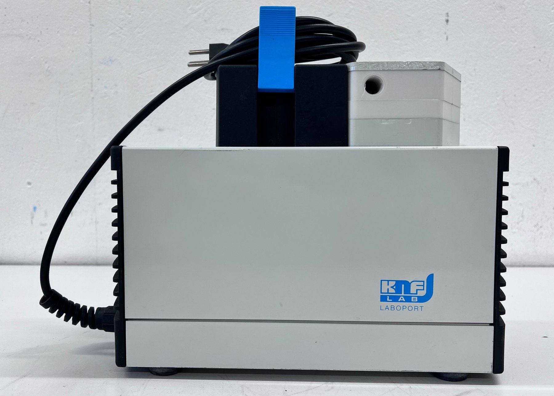 Accessori da laboratorio: KNF Membranvakuumpumpe N840FT.18 – Usato da Niederdorf venduto da LeptonAG_Labor 1