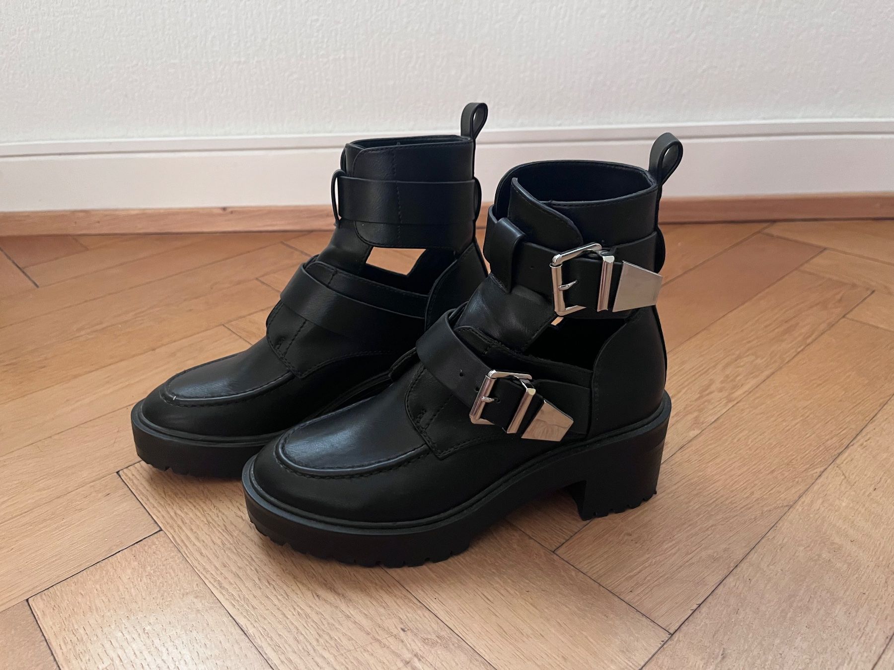 Damenschuhe: Cowboy-/Bikerstiefelette mit cut-outs Gr. 36 – Neu (gemäss Beschreibung) aus Basel von Nath- 2