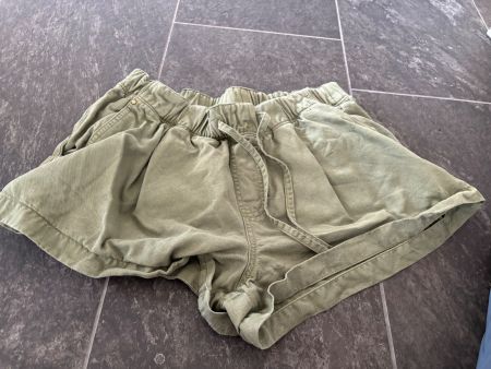 River Island - Hose / Short - grün mit gold Derails - Gr. 34