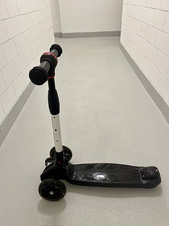 Kickboard: HEAD 3-Rad Scooter Kickboard – Usato da Effretikon venduto da Unagi 1