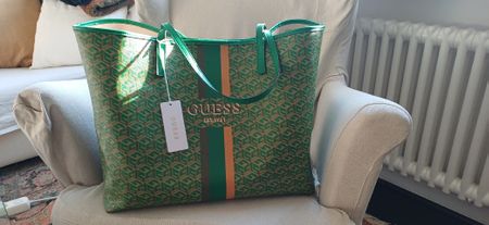 Borsa Guess shopper verde con logo stampato e pochette NUOVA
