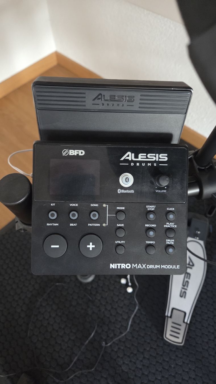 Alesis Musikinstrumente: Electronic Drum Kit Alesis Nitro Max mit Stuhl – Gebraucht aus Schneisingen von lukester72 1
