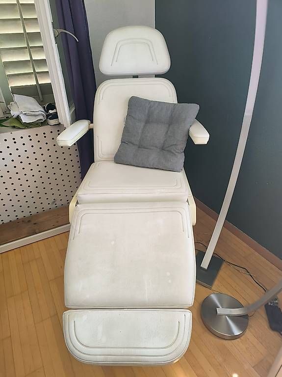 Kosmetik-& Massageliegen: Fusspflegestuhl – Gebraucht aus Schaffhausen von Airsue