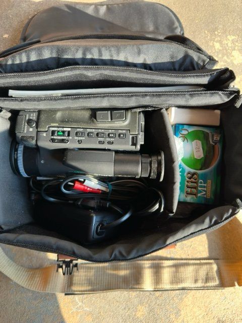 En panne, pour pieces ou a reviser : Camescope Hi8 8mm SONY CCD-TR650E -Vendu NU