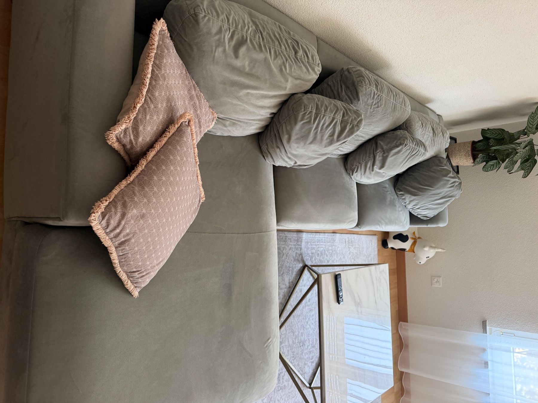 Beliani Sofas: Ecksofa BELIANI grau Samt guter Zustand L-Form – D'occasion à Dübendorf par saj_cwd2 2