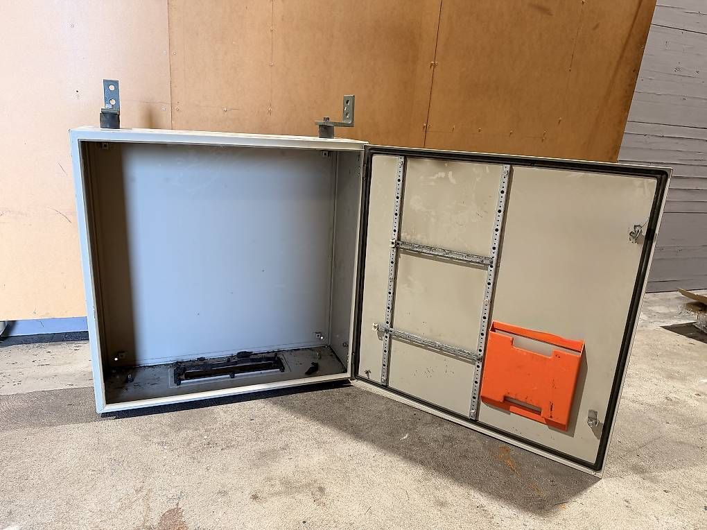 Alimentazione elettrica: Gebrauchter Schaltschrank – Usato da Ufhusen venduto da E30is