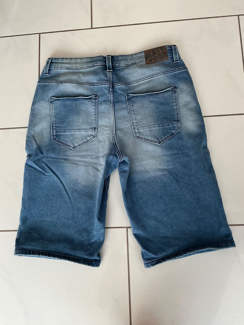 C&A Pantaloni: Weiche Jeans Bermudas Gr.182 C&A – Usato da Biel-Benken BL venduto da Sahra1 3