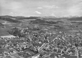 Worb (BE) Luftaufnahme des Städtchens und der umliegenden G