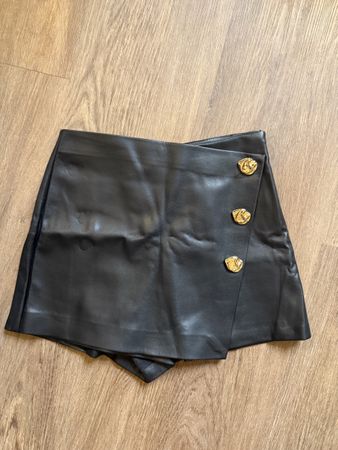 Amisu Skort Kunstleder schwarz Grösse 34 neuwertig