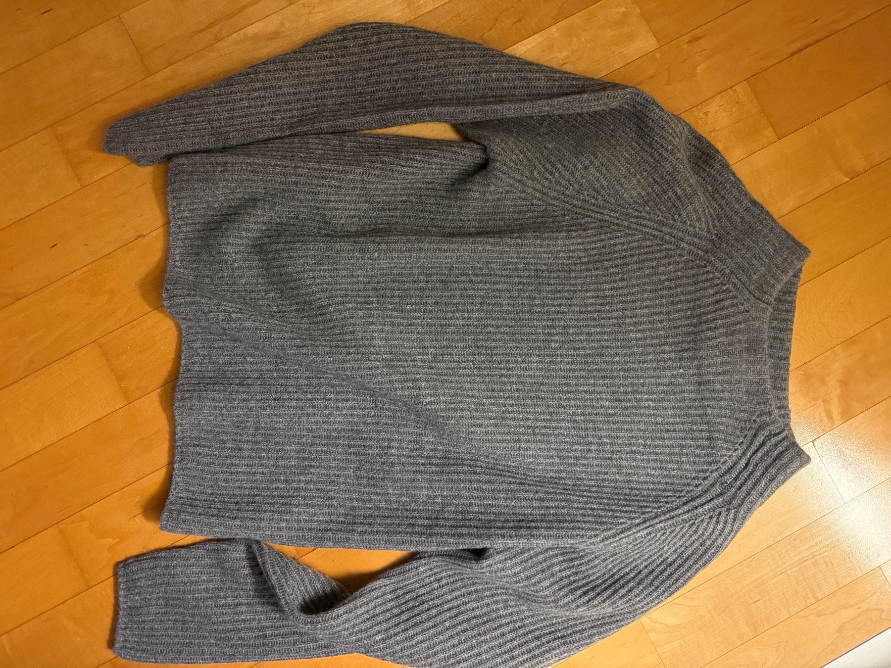 Maglioni & Felpe: Grauer Kaschmir-Pullover, Grösse 34 neuwertig – Nuovo (secondo la descrizione) da Uitikon Waldegg venduto da ZH81 7