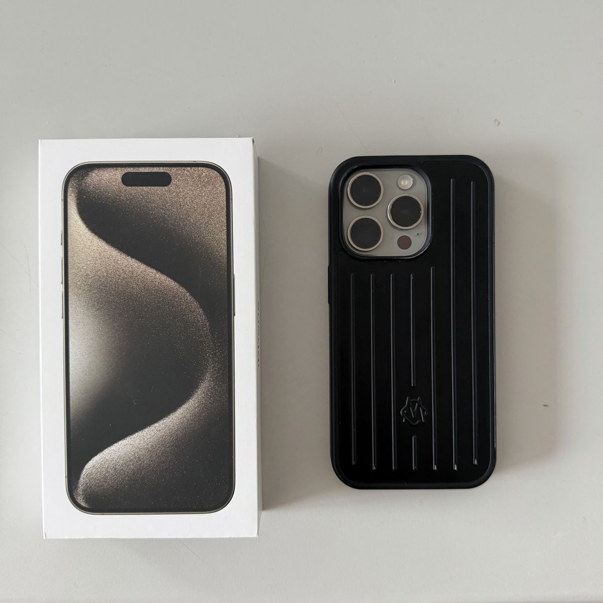 Apple Handys / Smartphones: iPhone 15 Pro Max mit Hülle, Gebrauchsspuren – Gebraucht aus Basel von 2ndhandSwiss 1