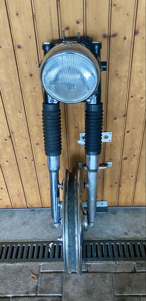 Strada: Triumph Gabel mit Rad und Lampe – Usato da Bubikon venduto da Triumpht140 1