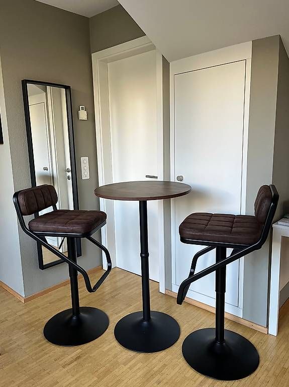 Tische: Bartisch + 2x Barstühle / Bar Table + 2 Stools – Gebraucht aus Zürich von twoism