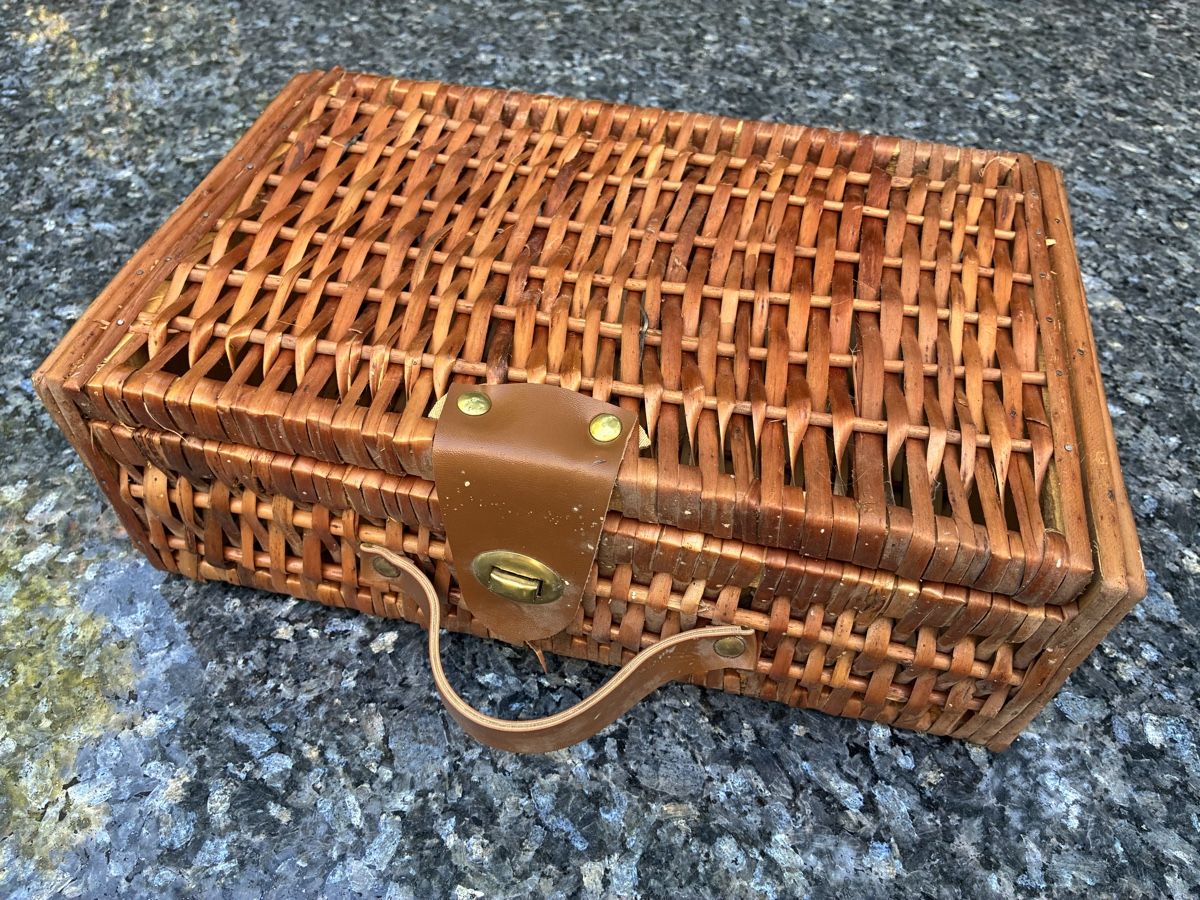 Altro in Antiquarato & Arte: Korb Rattan Holz mit Ledergriff und Verschluss – Usato da Bolligen venduto da Vroni23