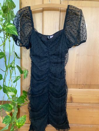 schwarzes kurzes Kleid
