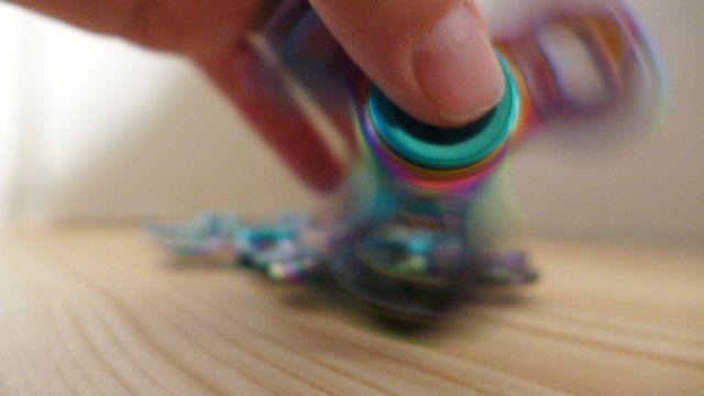 Giochi: 1 Regenbogen Fidget Spinner, Antistress, Metall – Nuovo (secondo la descrizione) da Zürich venduto da inf_gt6t
