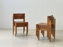 Stapelbare Holzstühle im minimalistischen Mid-Century Design