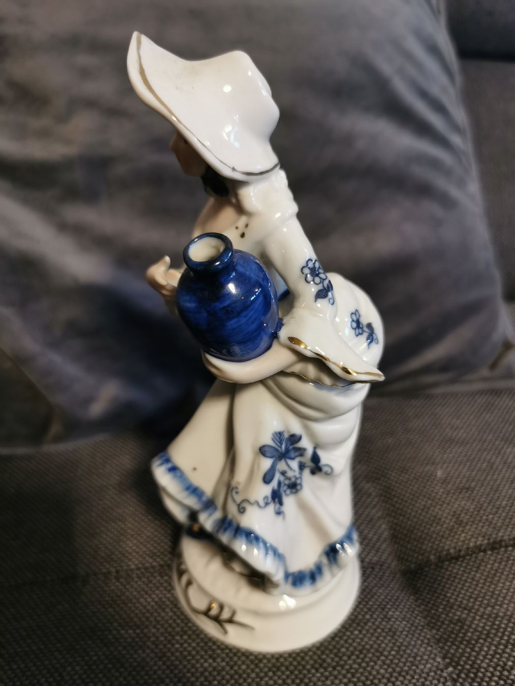 Figuren: Porzellanfigur Frau mit Base/Krug – Gebraucht aus Buchs SG von and_s6ps 1