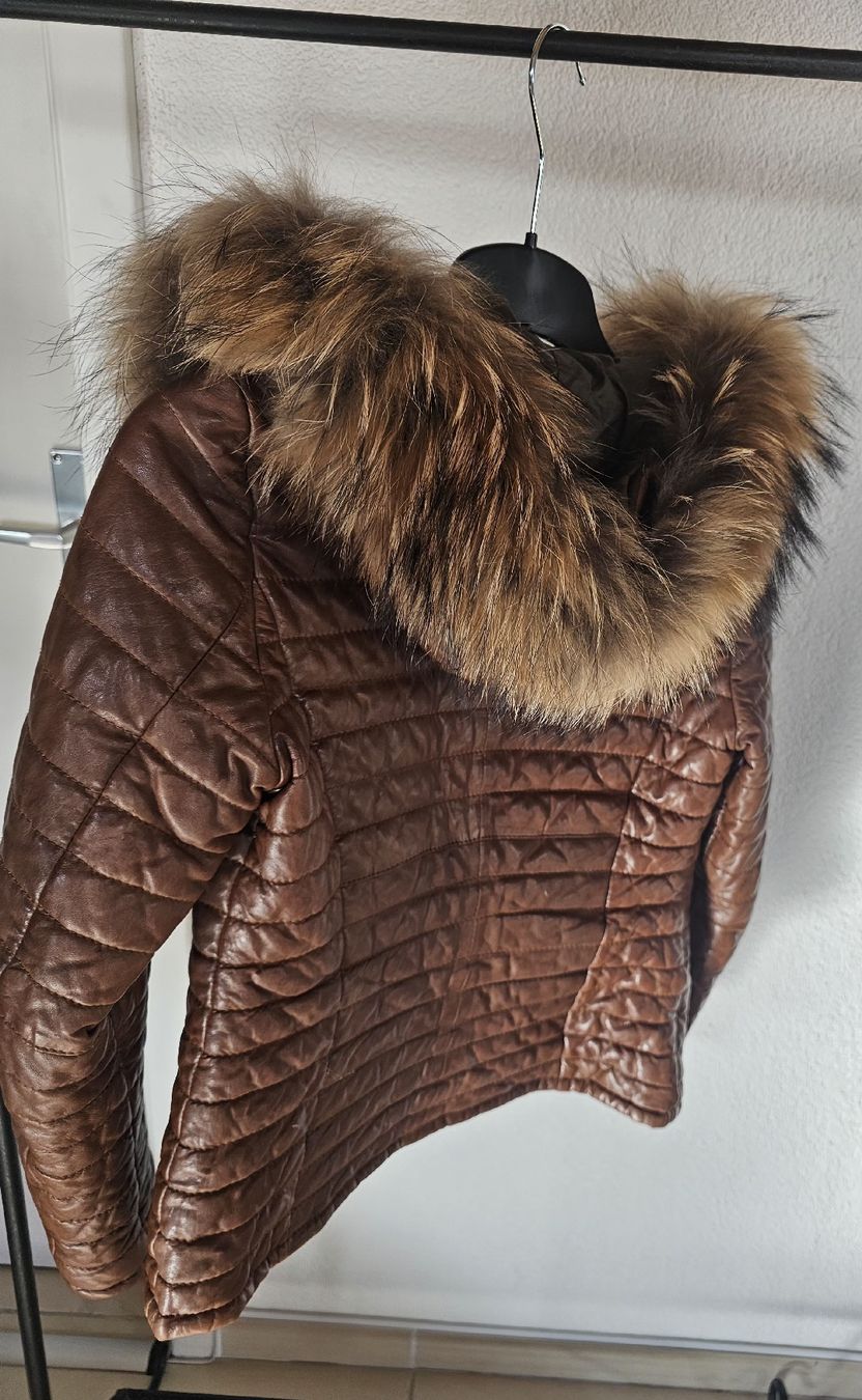 Cappotti: Blouson en cuir marron avec capuche fourrée – Nuovo (secondo la descrizione) da Corcelles NE venduto da Mille_Dressing 2