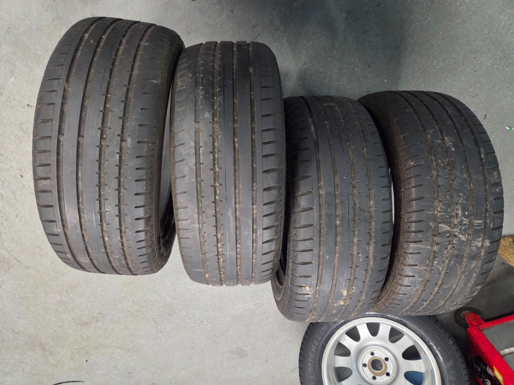 Pneus & Kompletträder: 235 / 55 R 17   99W – Gebraucht aus Fischbach-Göslikon von Emanuel.Bardhi