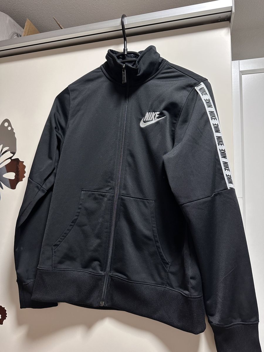 Nike Giacche: Nike Trainingsjacke, Schwarz – Usato da Oberurnen venduto da nes_8xqt