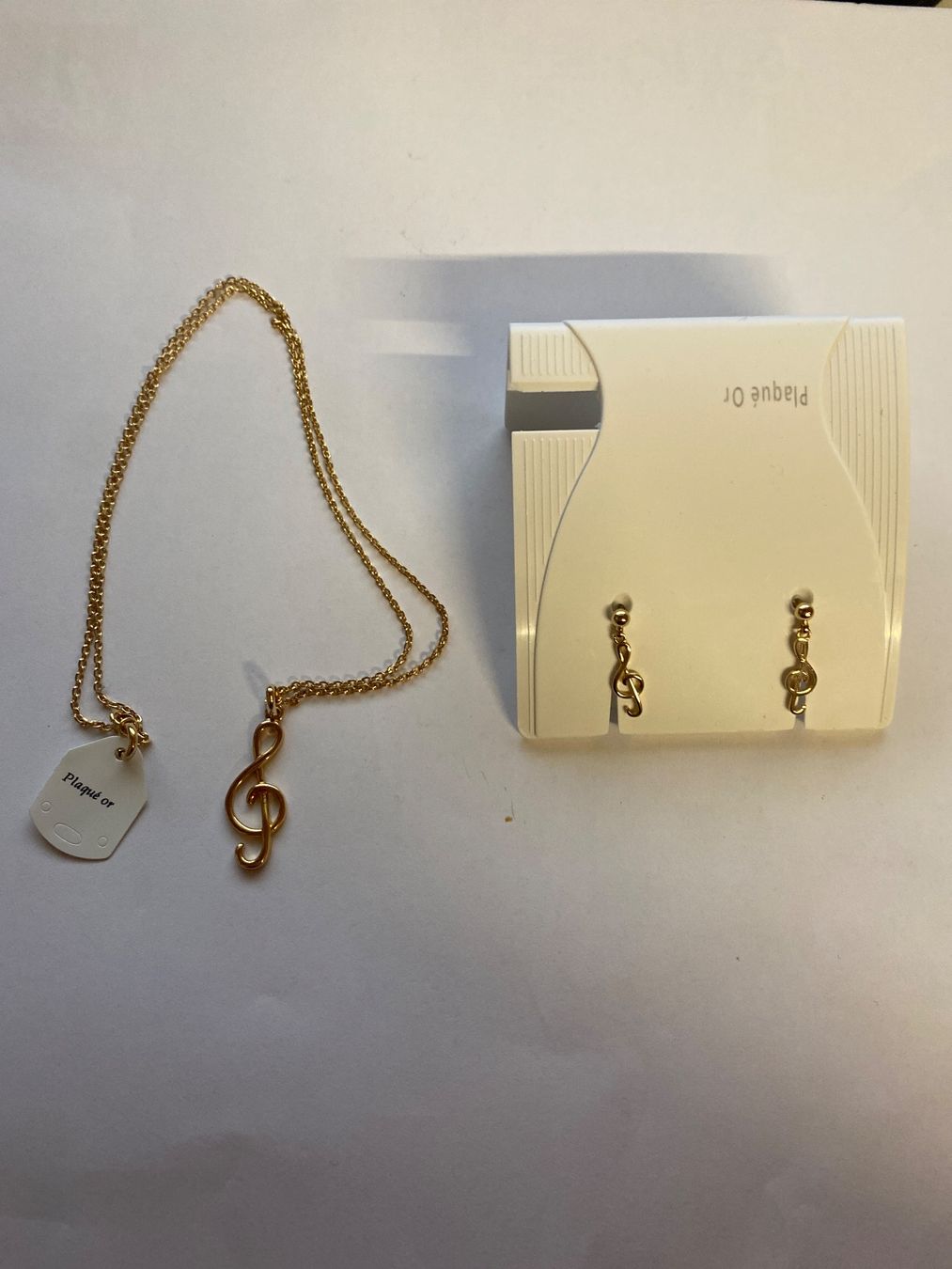 Sonstiger Schmuck: Parure collier et boucles clé de sol plaqué or – Neu (gemäss Beschreibung) aus Le Brassus von cinema13