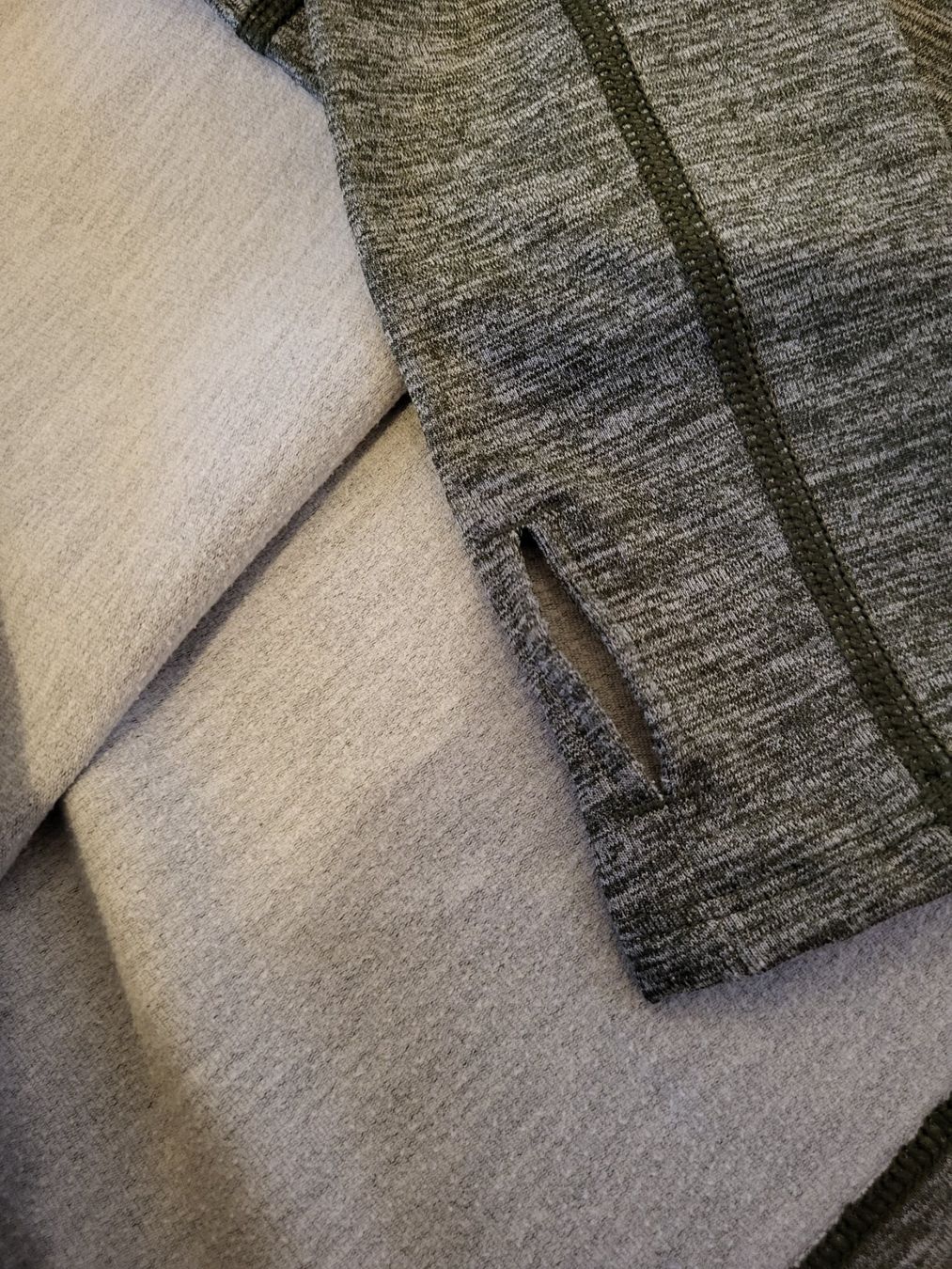 Under Armour Maglioni & Felpe: Shirt/Pulli Under Armour Gr. M – Usato da Cham venduto da Viare 3