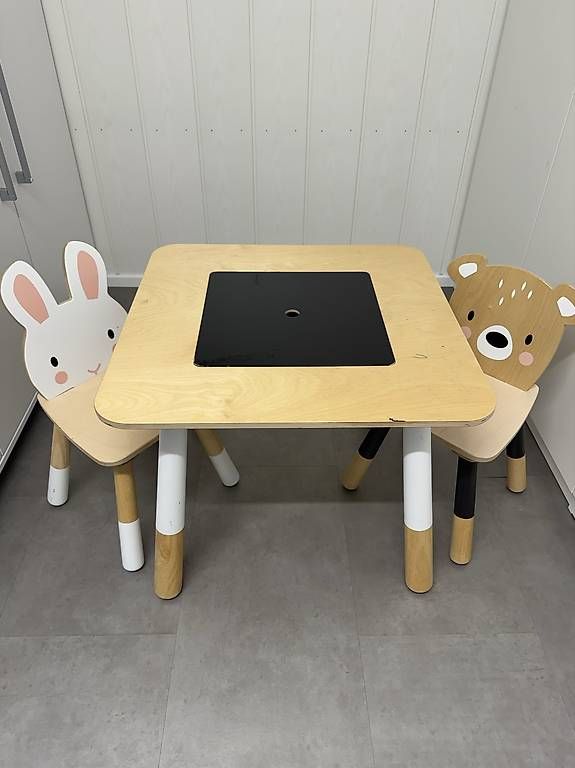 Tische: Kindertisch mit Stühlen – Gebraucht aus Stetten SH von dwues