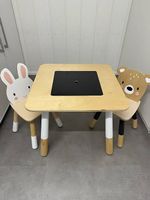 Kindertisch mit Stühlen