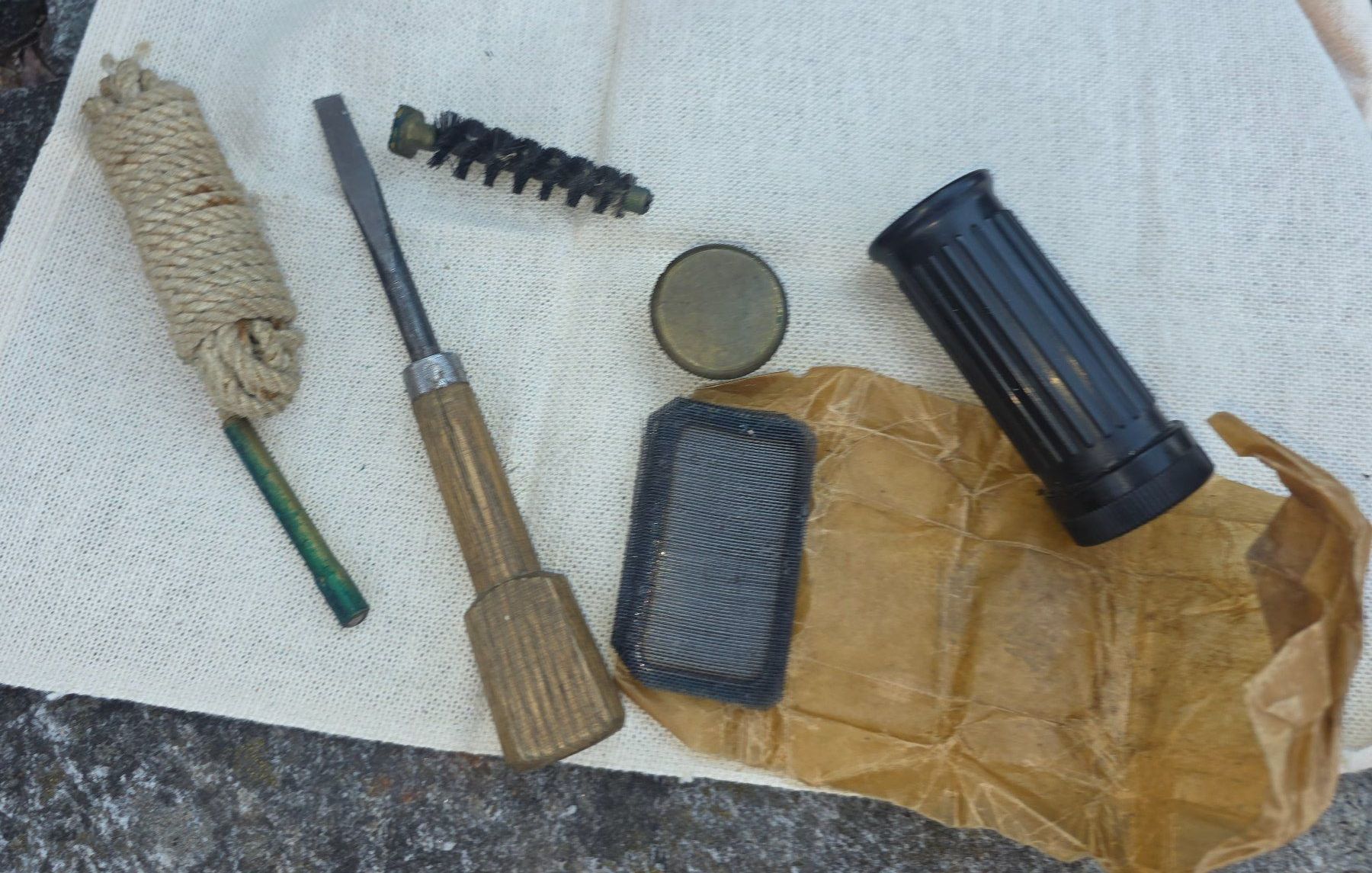 Schweizer Armee Borse: CH Armee Ledertasche mit Putzzeug – Usato da Obermumpf venduto da oiskypoisky 6