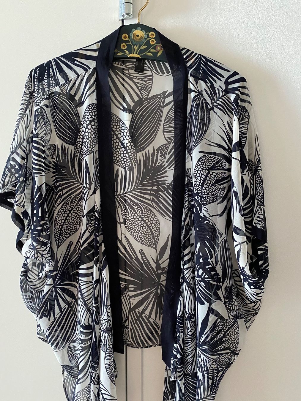 Internationale Kunst: Comma Kimono schwarz/weiss Blumen Print – Neu (gemäss Beschreibung) aus Luzern von Sommer_26