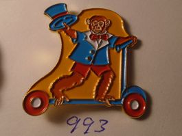 1 Zirkus Pin Affe fährt Trotinet (993)