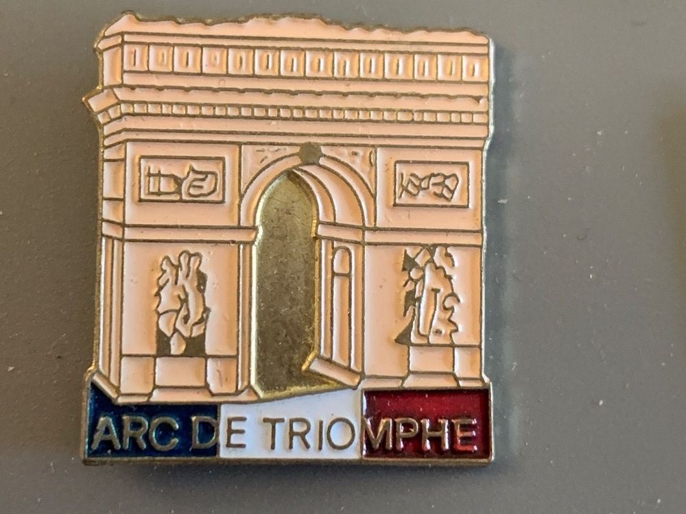 Pin’s Arc De Triomphe Et Drapeau Français – Fabriqué En France, Finition Qualité – Broche Patriotique