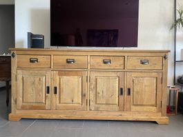 Schönes Sideboard aus massivem Holz mit Metall Applikationen