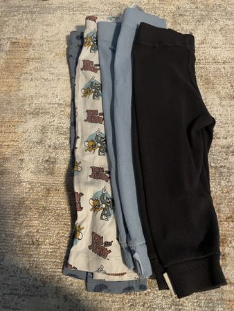 Clothes set. 11 Trousers & 4 pyjamas. Gr80/86.