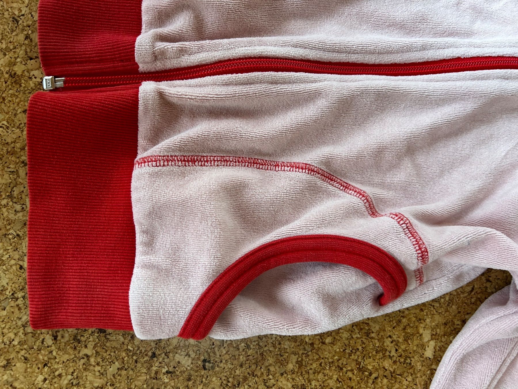 Jacken & Mäntel: Frottée Trainerjäggli ROSA-ROT RETRO 122/128 – Gebraucht aus Dittingen von Bellevista