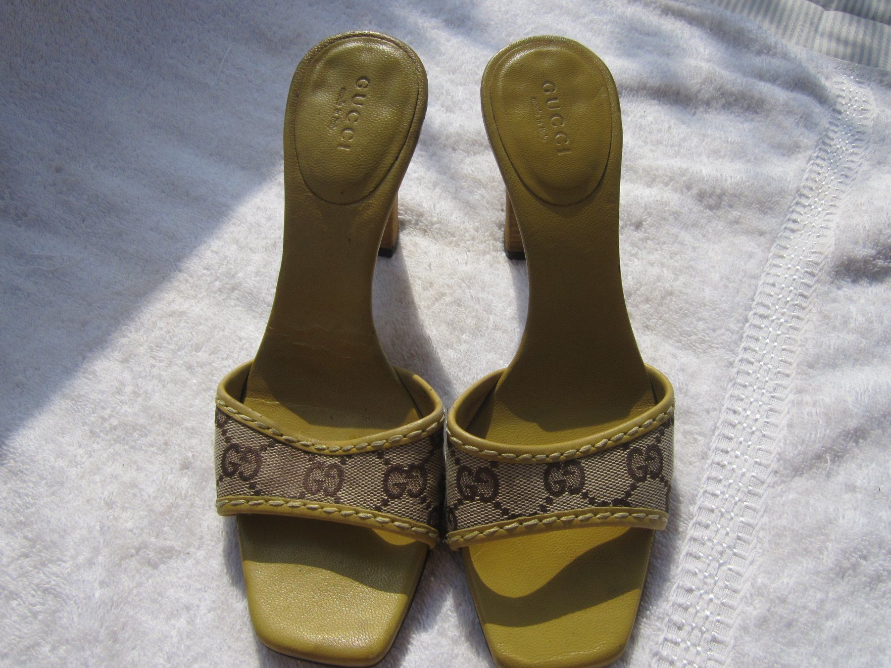 Gucci Scarpe da donna: Gucci Monogramm-Heels in Beige/Olivgelb – Usato da Obergerlafingen venduto da fredd_y 1