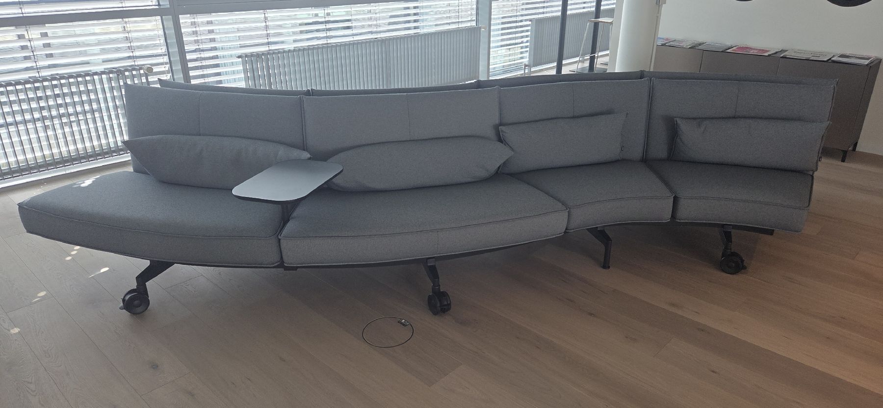 Vitra Divani: Vitra Soft Work mit 8 Modulen in Plano Nero/ Cremeweiss – Nuovo (secondo la descrizione) da Winterthur venduto da flurinstucki