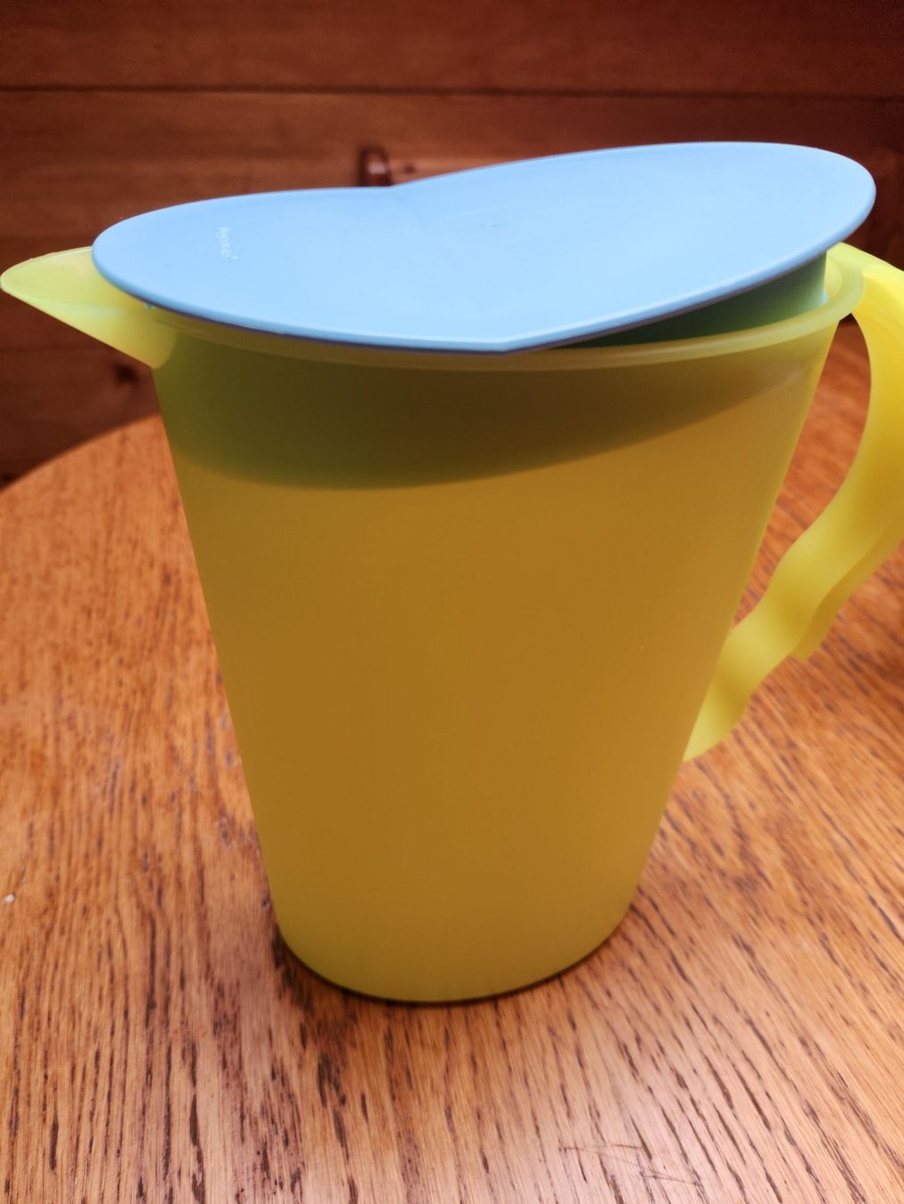 Tupperware Behälter & Ähnliches: Tupperware Aqua Krug 2l -2,1l , Gelb oder  Hellblau – Gebraucht aus Gstaad von Meiel2020 2