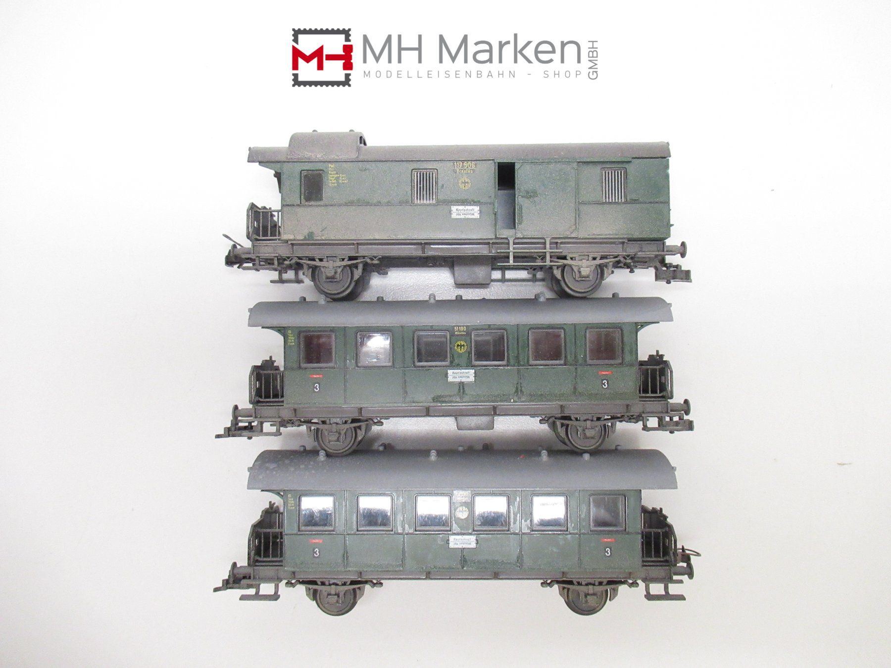 Fleischmann Modellini di ferrovie: Fleischmann 2x 3.Kl Pers.W. + Packwagen DR o.OVP gealtert – Usato da Basel venduto da mhmarken