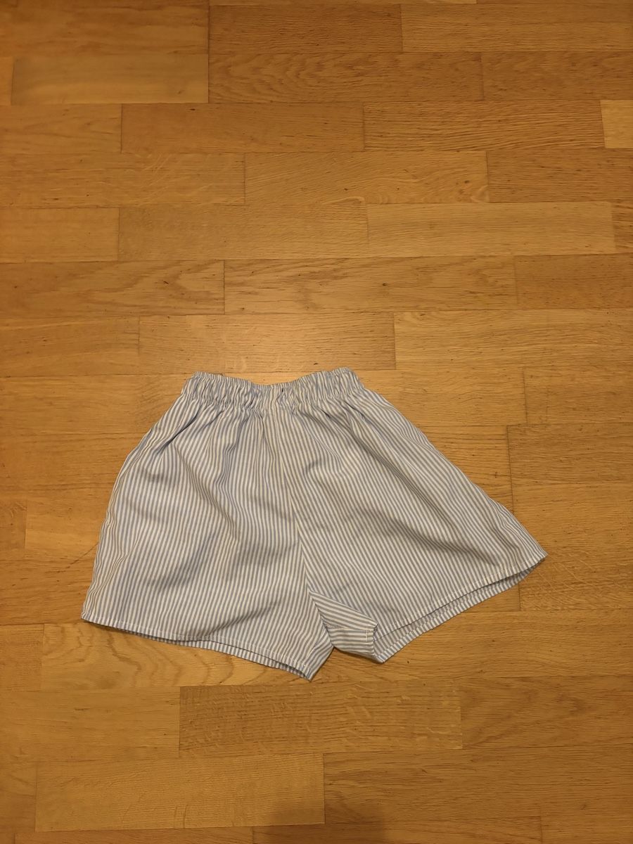 Pantalons: Subdued Mini Shorts  – D'occasion à Neftenbach par bjl_xqr8 2