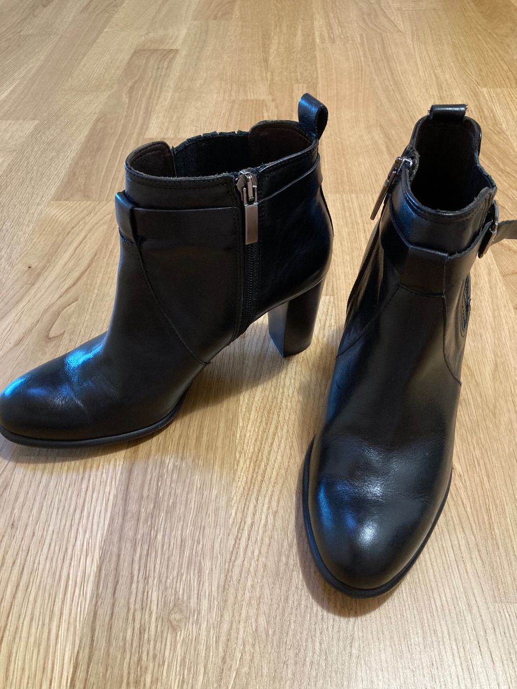 Scarpe da donna: NAVYBOOT Stiefeletten aus Leder – Usato da Rafz venduto da Baldemar